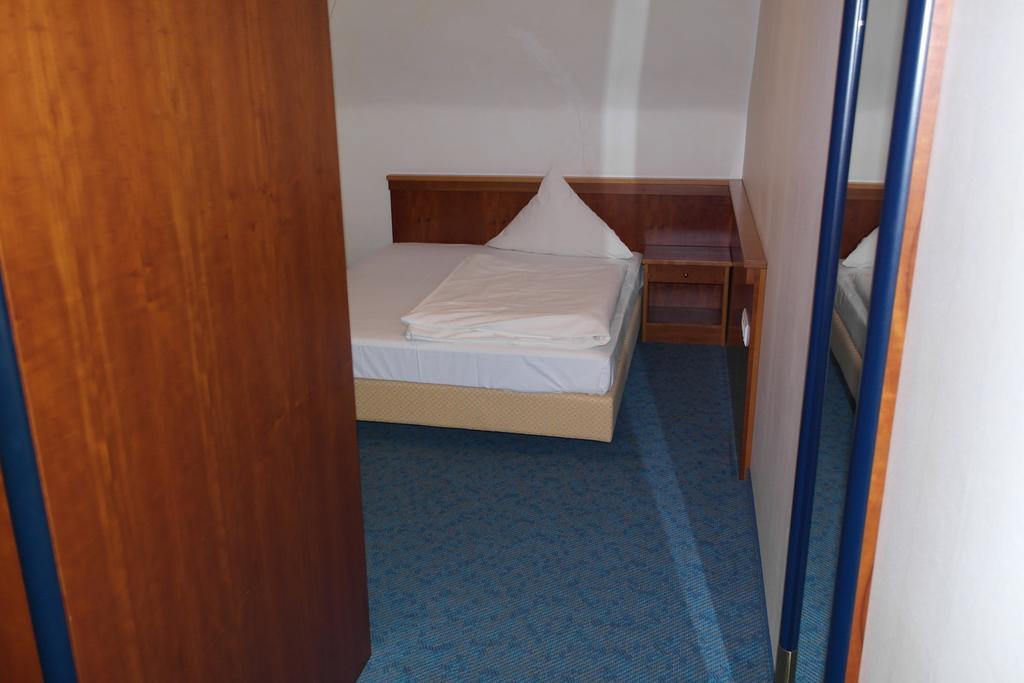 Hotel Jahnhaus Langenfeld  Oda fotoğraf